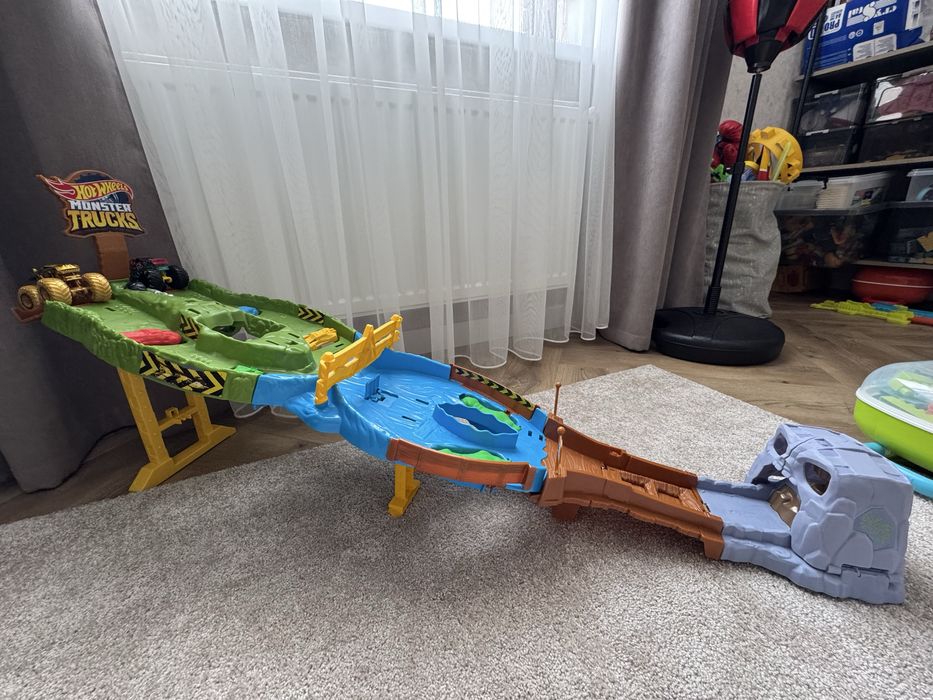 Ігровий набір Hot Wheels Monster Trucks Перегони титанів