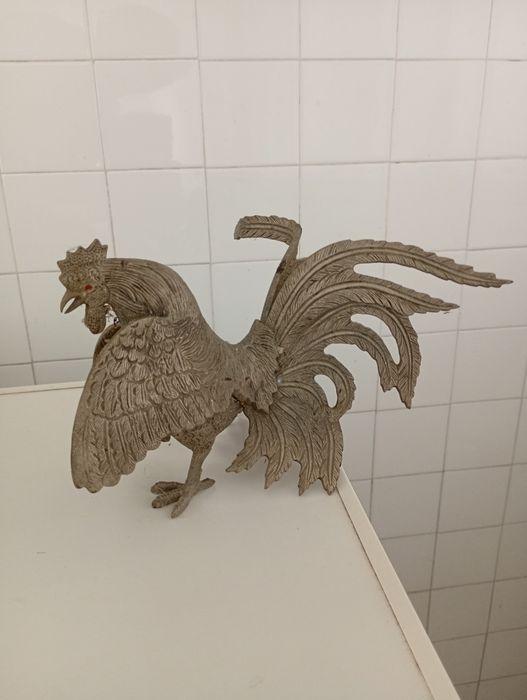 Galo em latão prateado