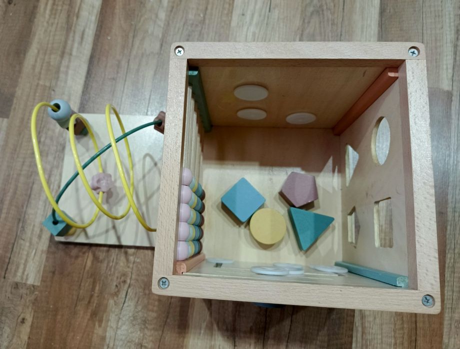 Zabawka manipulacyjna z sorterem