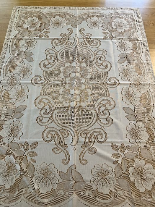 Скатерти разные  и салфетки.