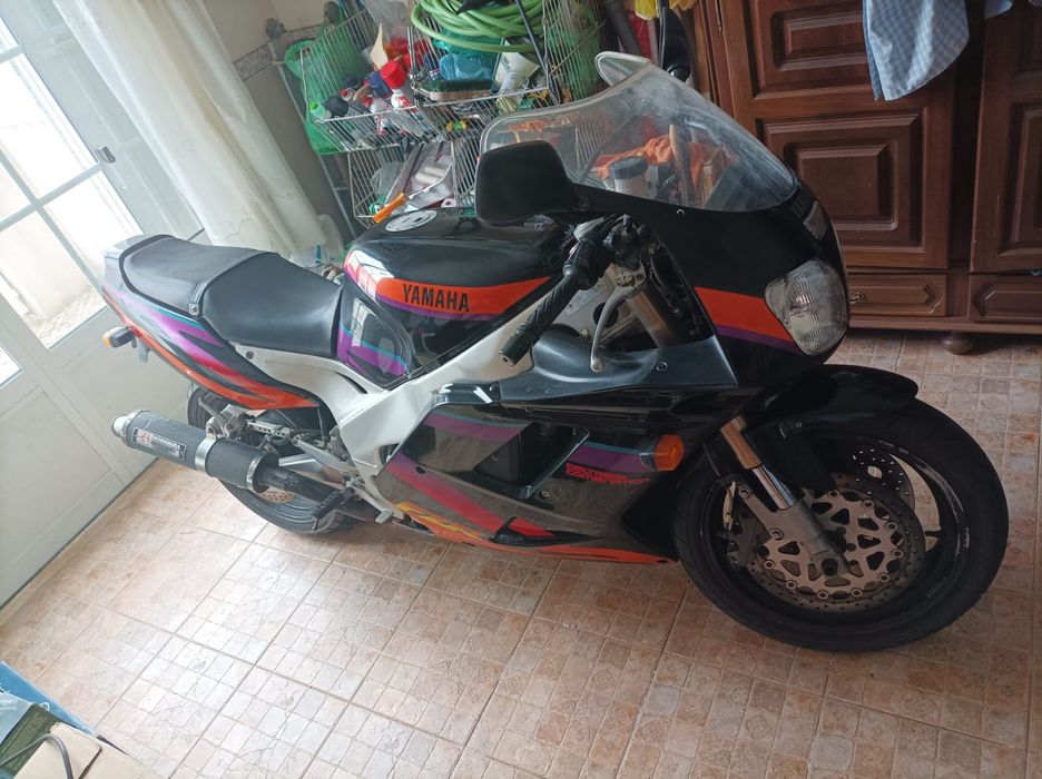 Yamaha FZR Genesis 1000 como nova