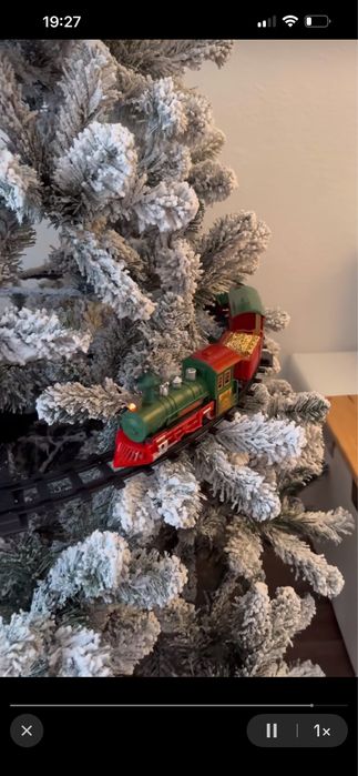 Новорічний різдвяний експрес-поїзд на ялинку