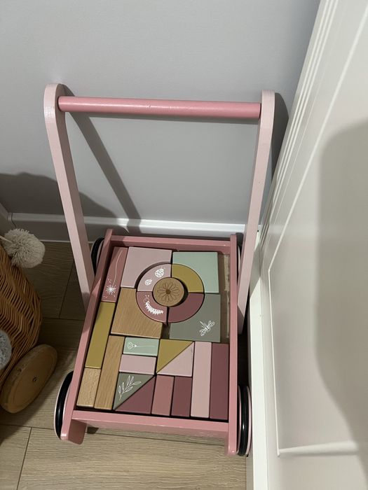 Wozek pchacz z klockami little dutch