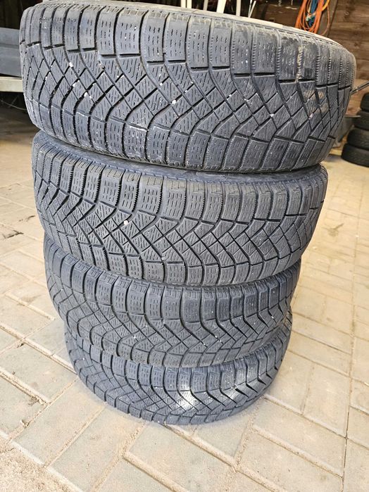 Komplet opon zimowych 185/60 R15