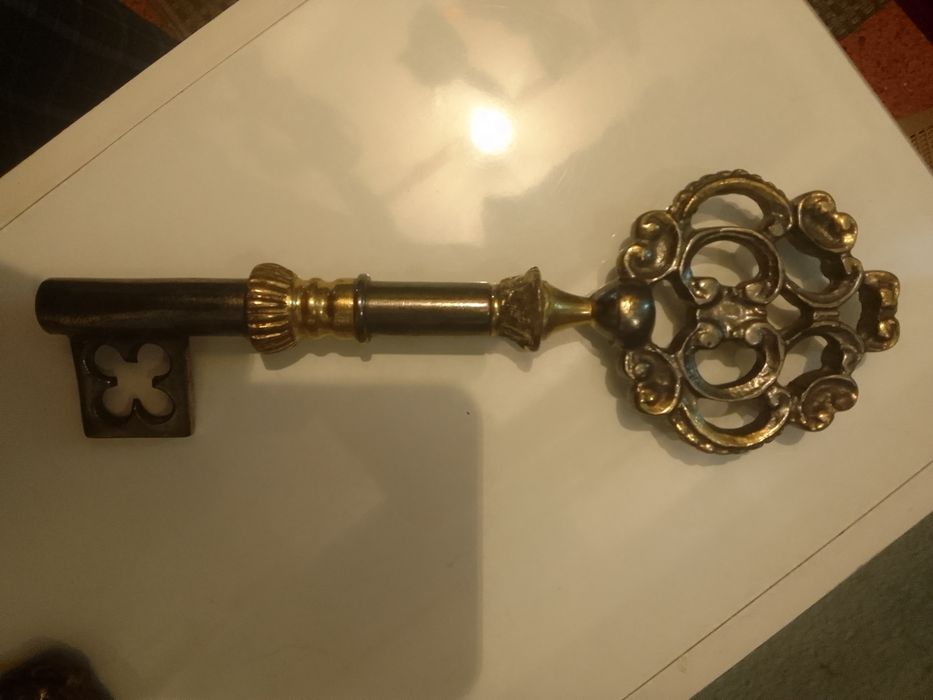 2 Chaves decorativas em latão