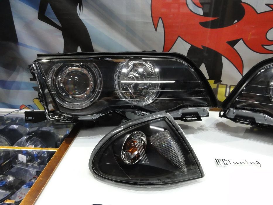 Faróis angel eyes com luz branca 5000k para BMW E46 4 portas / limosine 98-01 fundo preto com angel eyes em branco