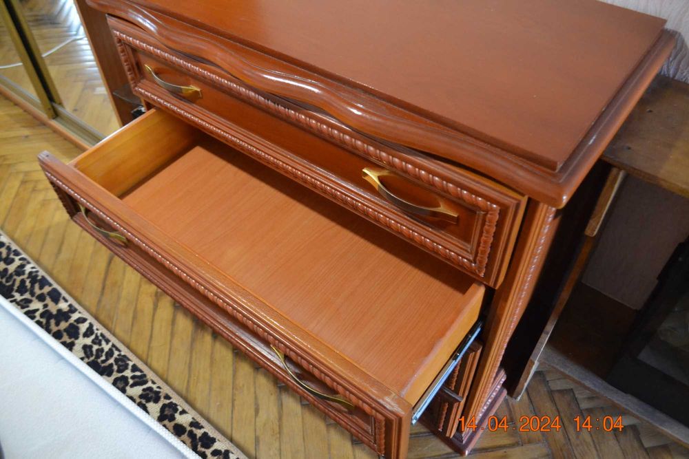 Комод на 4 выдвижных ящика. Высота 90 см. Верхняя крышка: 104х53 см.