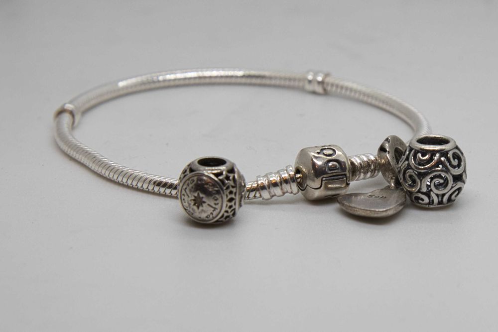 PANDORA – srebrna bransoletka 20 cm z charmsami + pudełko