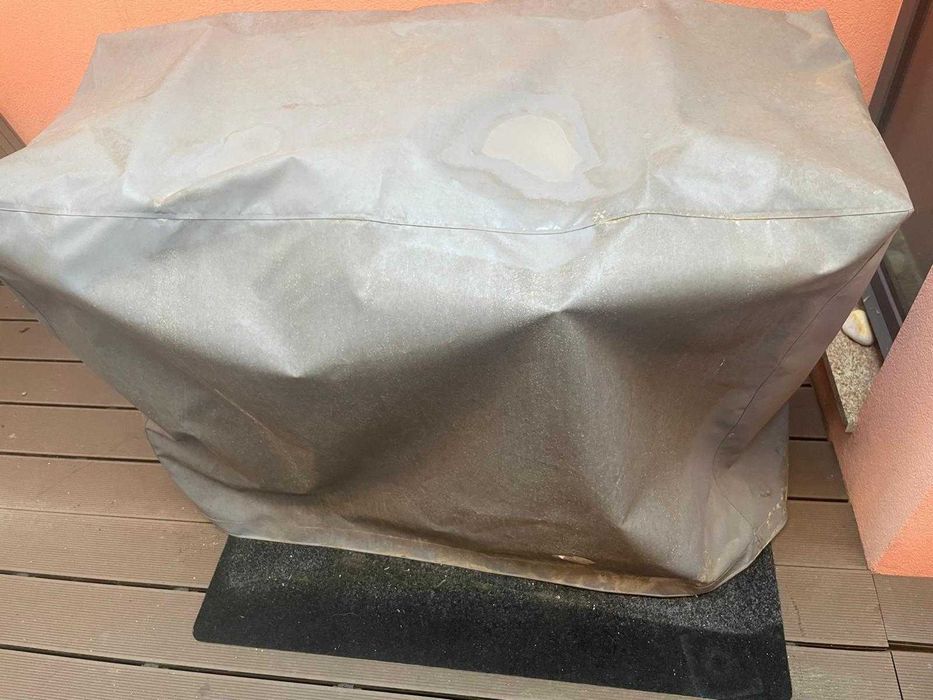 Churrasqueira a carvão com pouco uso + tapete + capa protetora