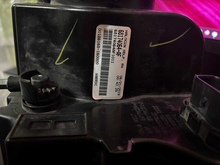 Фара передня права Dodge Challenger 15-23, ДЕФЕКТ