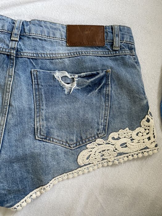 Krotkie  jeansowe spodenki damskie Zara