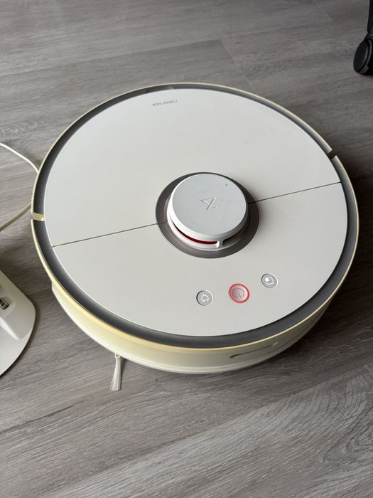 Робот-пилосос Roborock працює (Xiaomi) ксіомі