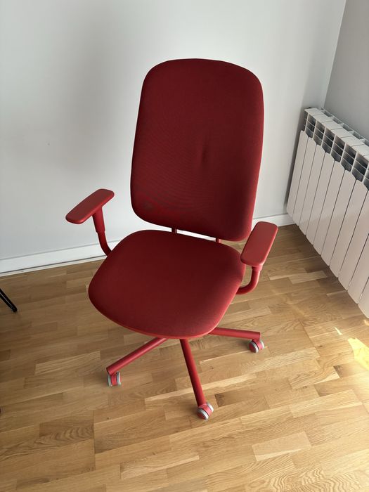 SMORKULL - krzesło biurowe z podłokietnikami Ikea - czerwone
