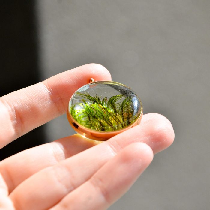 Wisiorek okrągły z mchem - kolor złoty