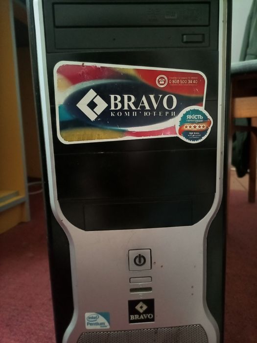 Комп'ютер та монітор для дому або офісу