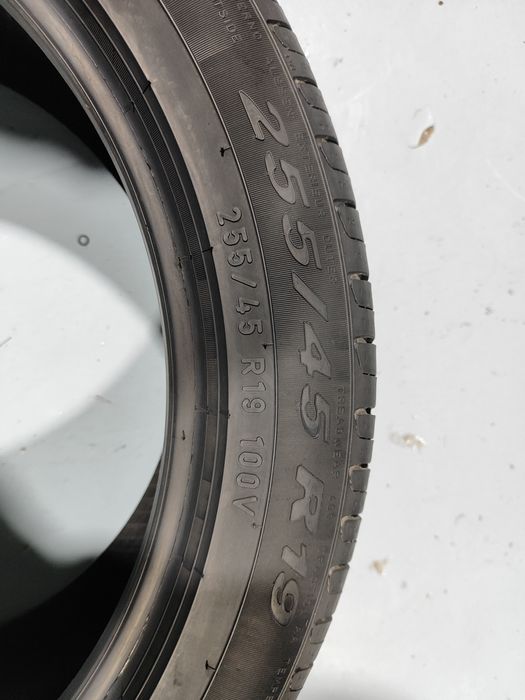 2 pneus semi novos 255-45R19 Pirelli - Oferta dos Portes