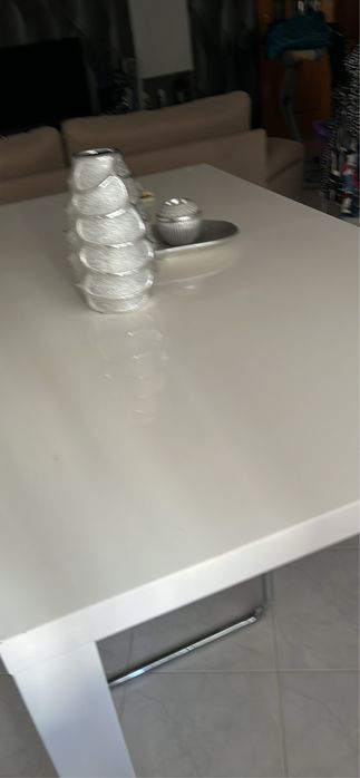Mesa mas 4careiras esta em bom estado com algumas marcas de uso