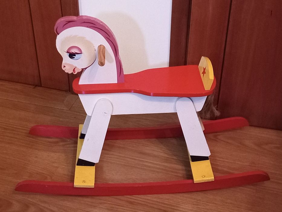 Cavalo antigo de madeira sem restauros