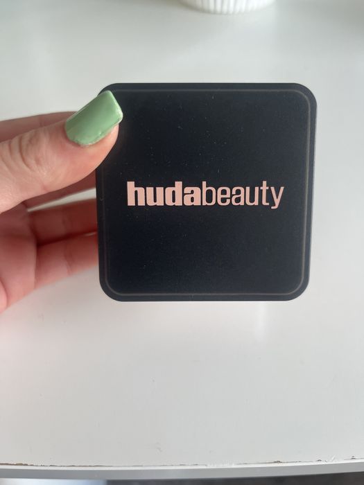 Huda beauty puder - cherry blossom cake