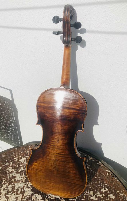 Violino muito antigo com voluta esculpida em cabeça de leão 4/4