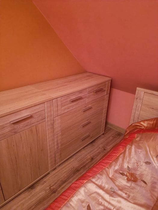 Duży zestaw mebli sypialnianych.