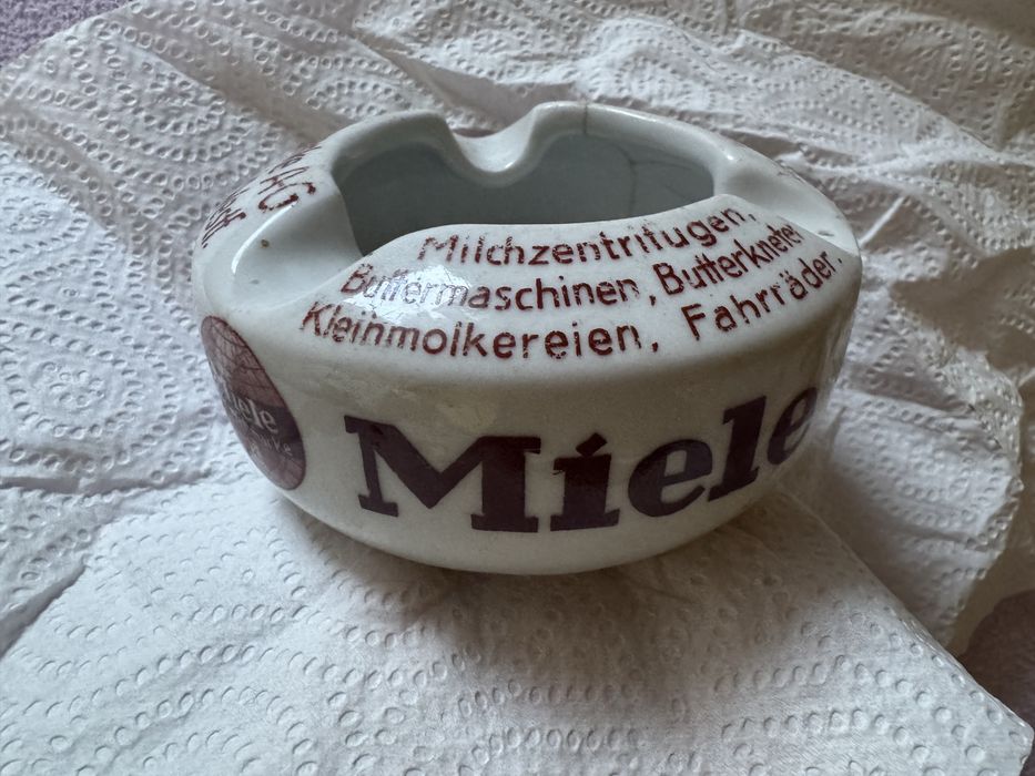 Poniemiecka porcelanowa popielnica Miele do kolekcji