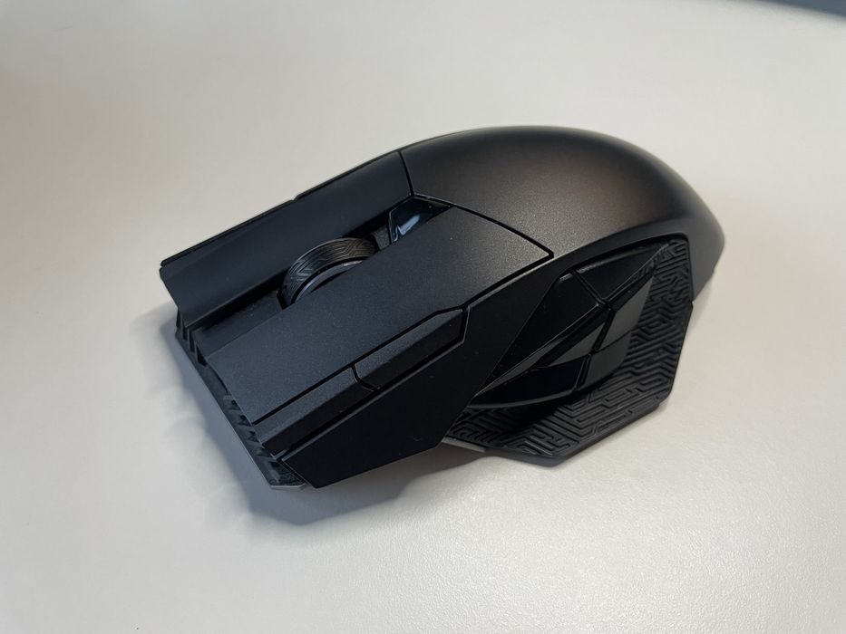 Rato Gaming ROG SPATHA wireless com base e caixa de transporte.
