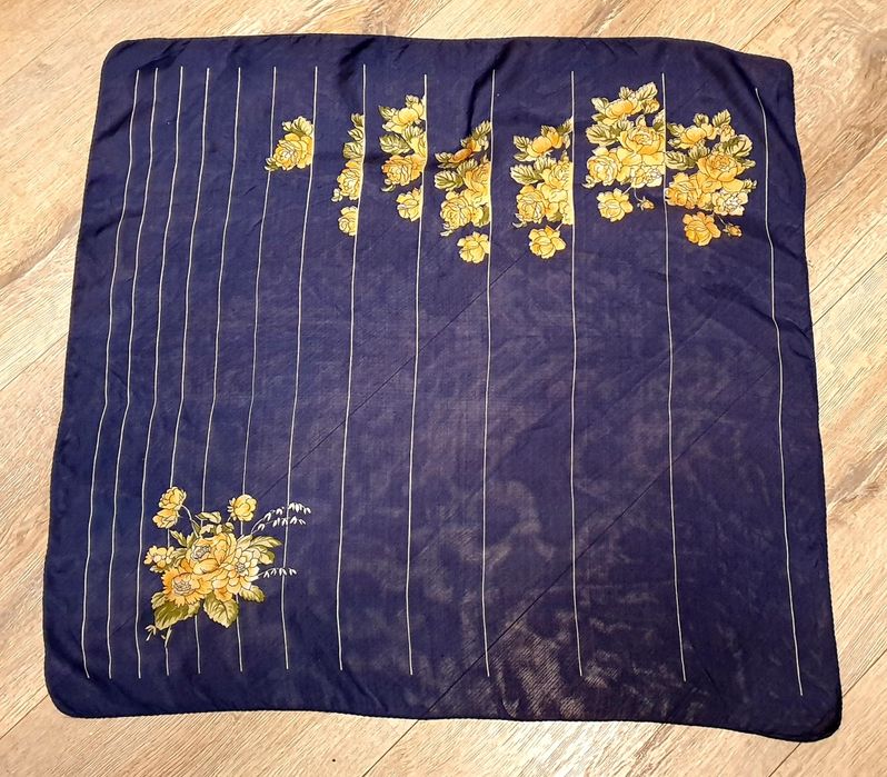 Jedwabna szyfonowa apaszka.