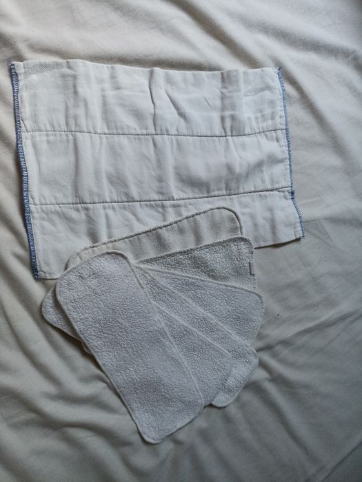 Fraldas reutilizáveis de botão e velcro com diferentes absorventes
