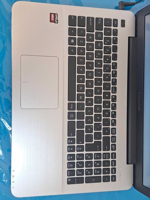 Portátil ASUS F555BA | Ecrã 15.6'' | AMD A9-9420 | 8 GB RAM - 1 TB HDD - AMD Radeon R4 | IMPECÁVEL