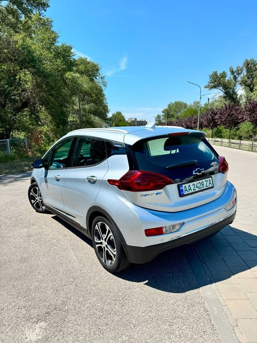 Автомобіль в гарному стані та сучасна комплектація: шкіряний салон підігрів керма, підігрів усіх сидінь, автоматичне дальнє світло, мертві зони в дзеркалах, камери 360, СarPlay/AndroidAuto, акустична система BOSE, перламутровий колір Arctic Bluе.