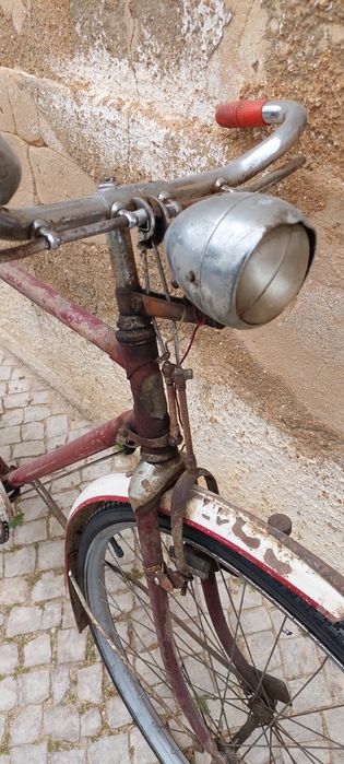 Bicicleta pasteleira antiga para restaurar