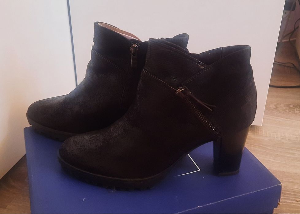 CAPRICE botki zamszowe r. 40