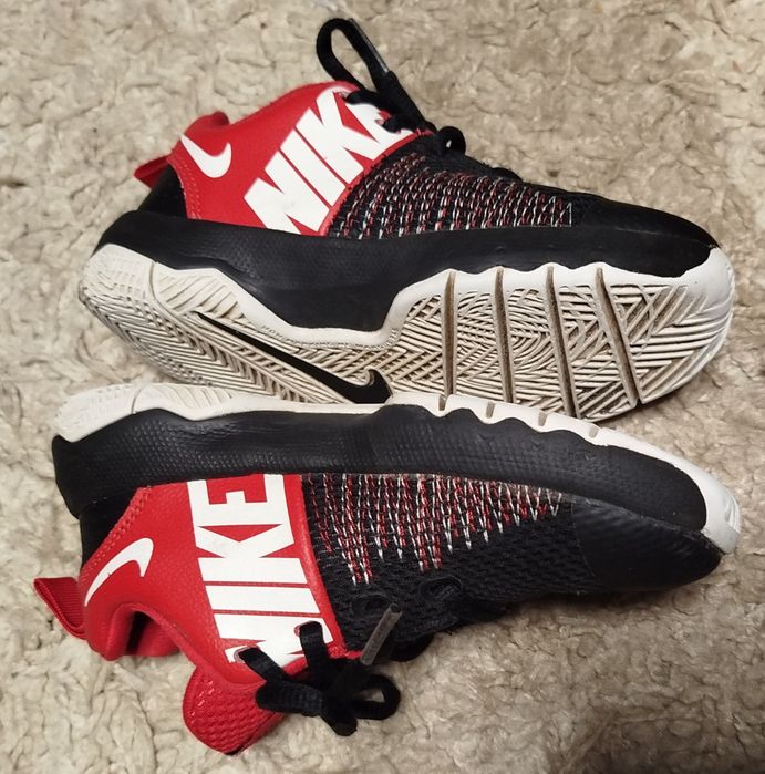 Buty sportowe chłopięce Nike rozmiar 28 stan bardzo dobry