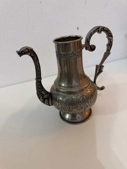 Jarro decorativo em estanho com pega ornamentada