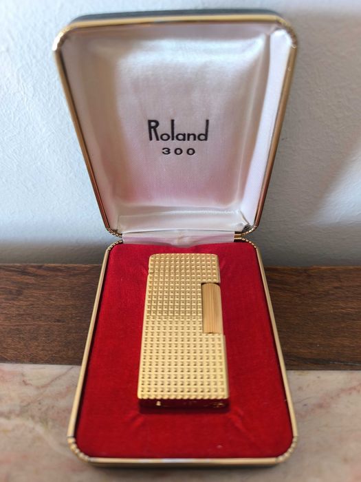 Isqueiro antigo, colecionável da marca Roland 300 dourado, fabricado no Japão. Por volta da década de 1960