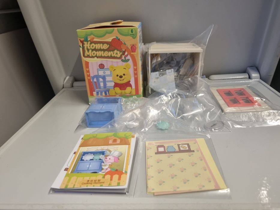 Miniso Home Moments- figurka Prosiaczek w jadalni