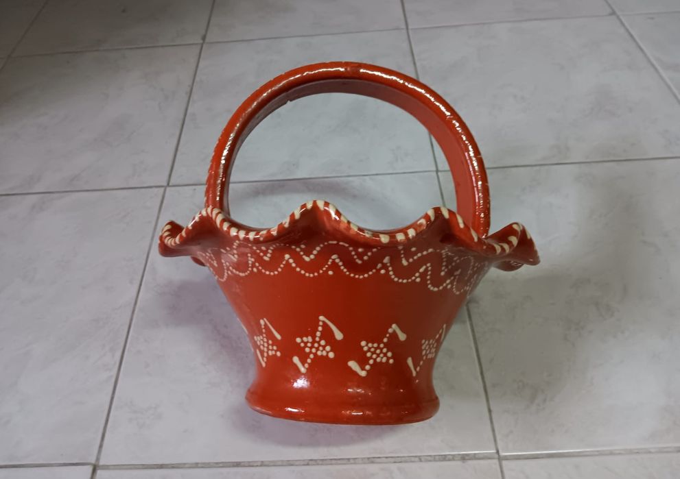 Cesto de loiça de barro artesanal