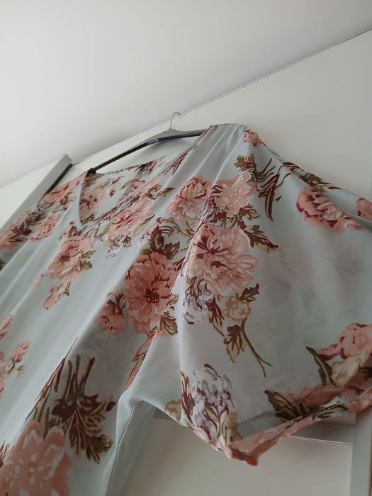 Blusa azul acinzentada com flores