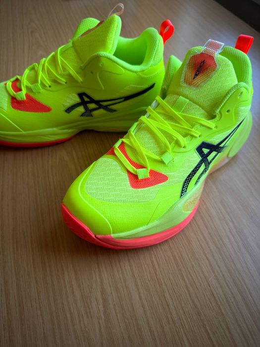 Волейбольні кросівки ASICS. 42 розмір.