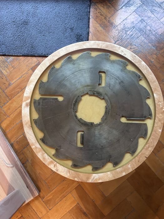 Taboret lub stolik ze sklejki, pila zalana w zywice epoksudowej
