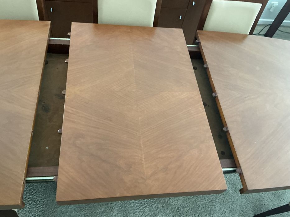 Mesa em madeira maciça de cerejeira e cadeiras em pele.