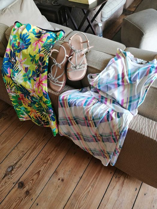 Vestidos de verão S e sandálias