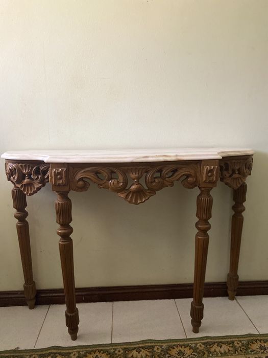 Aparador com tampo de mármore