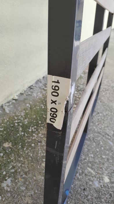 Um Estrado de casal 1.88x1.38mts e um solteiro