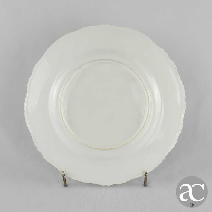 Prato em porcelana europeia pintado à mão e ouro