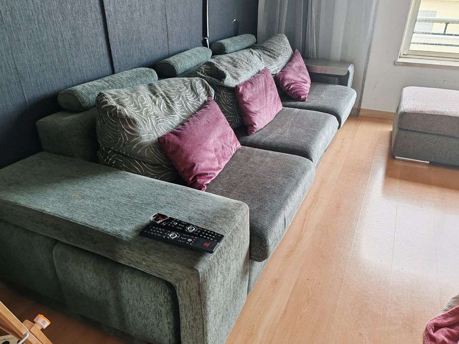 Sofá 3 lugares mais um puof