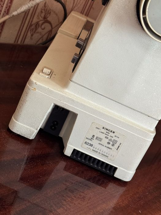 Швейная машинка оверлок Singer