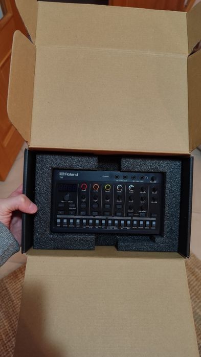 Roland Aira T8 (beat machine)
