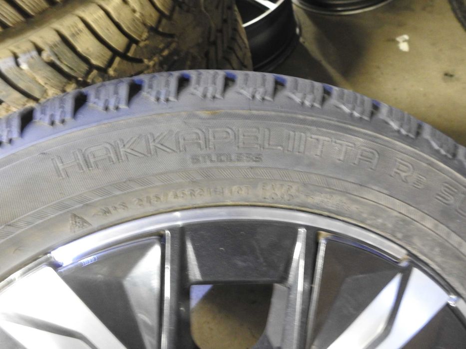 4x Nokian Hakkapeliitta R3 SUV  275/45r21 110T 2x8,5 2x7,5 mm 21rok